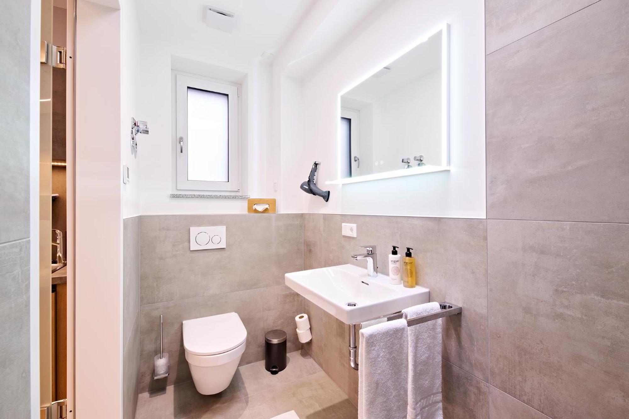 Xzllenz Traum Studio-apartment, Frei-parken, U-bahn, Kueche Apartment *